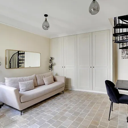 Pick A Flat's In Montmartre - Rue Lepic Paris