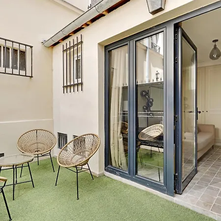 Pick A Flat's In Montmartre - Rue Lepic