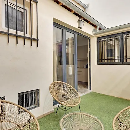 Pick A Flat's In Montmartre - Rue Lepic